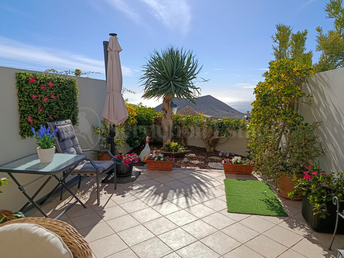 Charming Townhouse with Stunning Sea Views