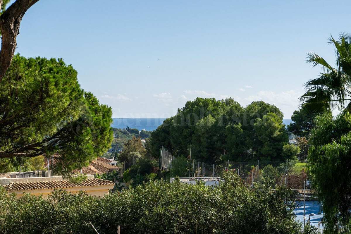 Apartment for sale in Nueva Andalucia, Marbella view