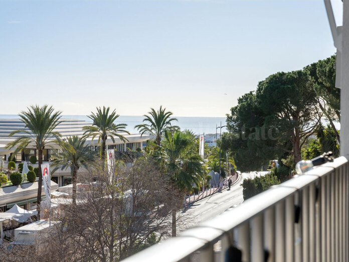 Amplio ático con vistas panorámicas – Corazón de Nueva Andalucía