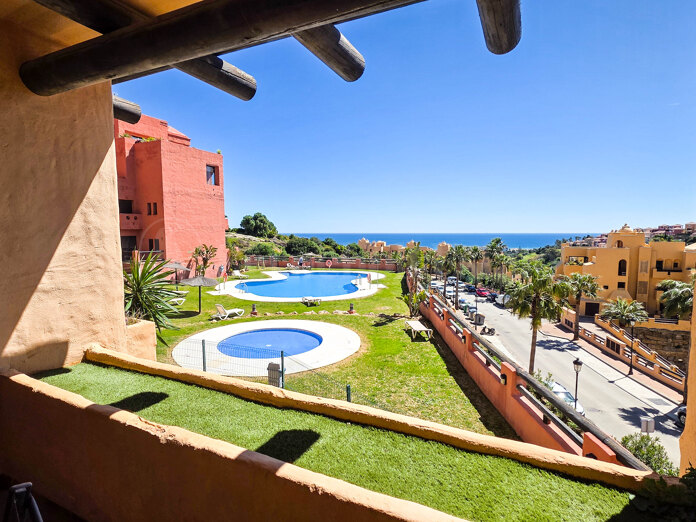 Apartamento en planta baja con amplia terraza, acceso directo a la piscina y vistas al mar en La Duquesa