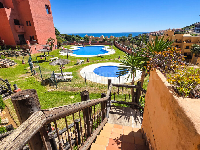 Apartamento en planta baja con gran terraza y vistas al mar en La Duquesa
