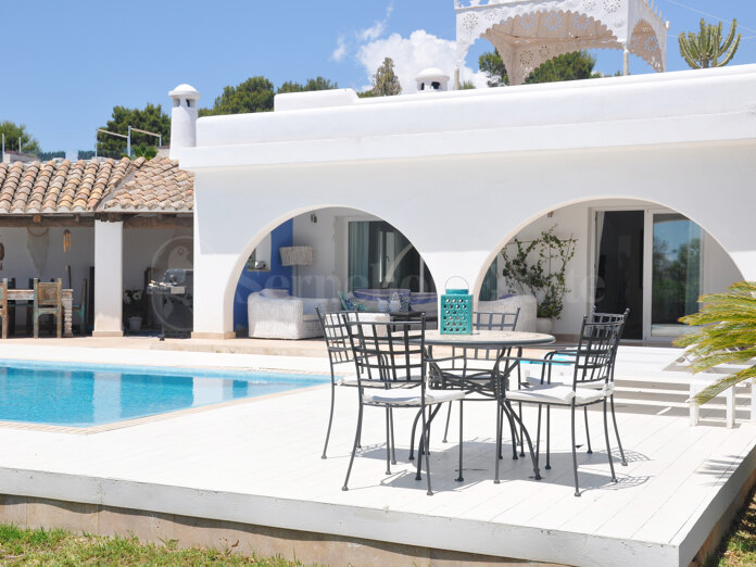 Schöne und exklusive Villa im Stil von Ibiza mit Meerblick
