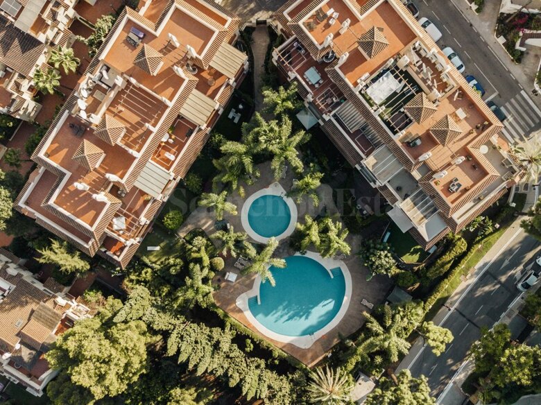 Luminoso apartamento de 3 dormitorios con amplia terraza acristalada cerca de Puerto Banús