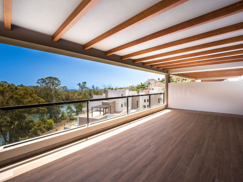 Exceptional 3-Bedroom Corner Apartment with Lake & Sea Views