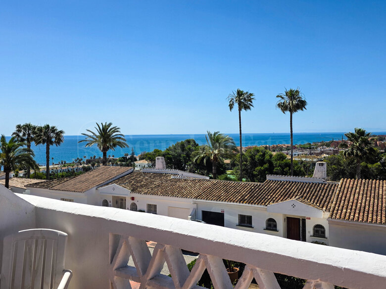 Townhouse with Panoramic Sea Views in the Heart of La Duquesa with tourist license