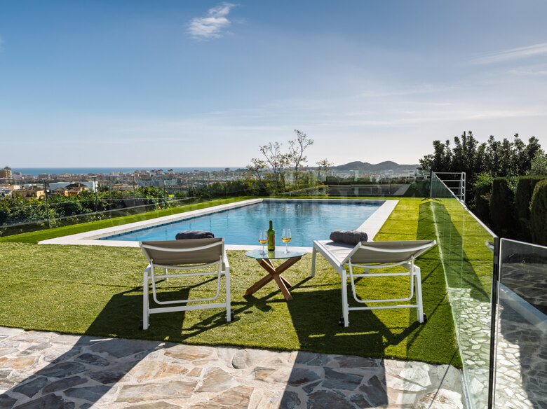 Villa de lujo reformada con vistas panorámicas al mar – en Campo Mijas
