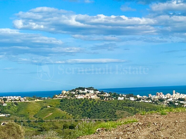 Flat plot with beautiful views in Lomas del Flamenco, close to Mijas Golf!