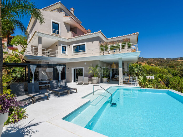 Exclusiva villa en primera línea de Golf en Elviria