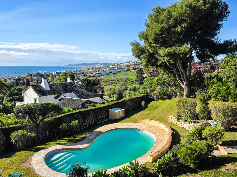 Villa Espaciosa de Estilo Andaluz con Impresionantes Vistas al Mar en Bahía Dorada, Estepona