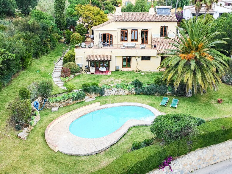Rymlig Villa i Andalusisk Stil med Enastående Havsutsikt i Bahía Dorada, Estepona