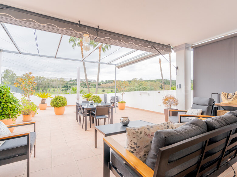 Casa adosada en primera línea de golf con vistas y sótano en Estepona Golf