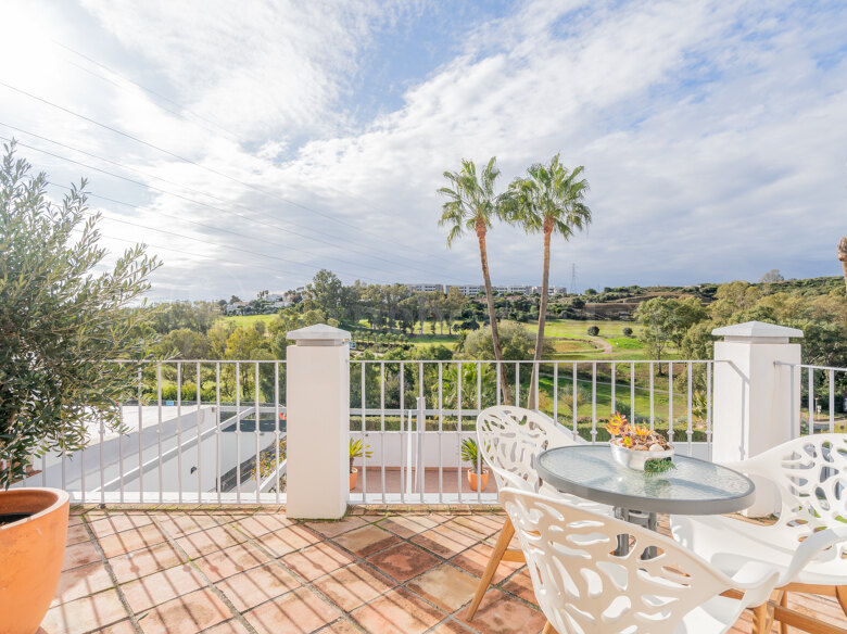 Frontline golf radhus med utsikt och källare i Estepona Golf