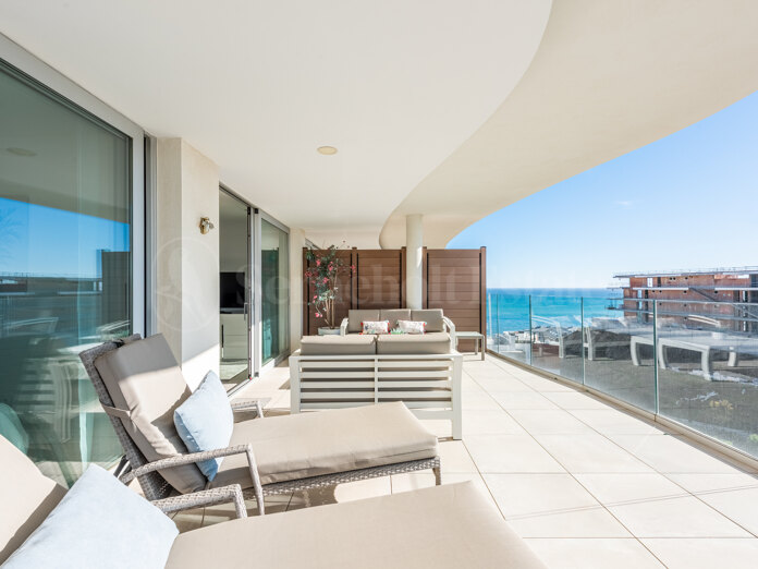 Elegante apartamento de 2 dormitorios con terraza y vistas al mar en Panoramica, El Higuerón con licencia turística