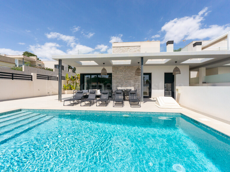 Elegante villa de 5 dormitorios con piscina climatizada en Los Balcones, Torrevieja