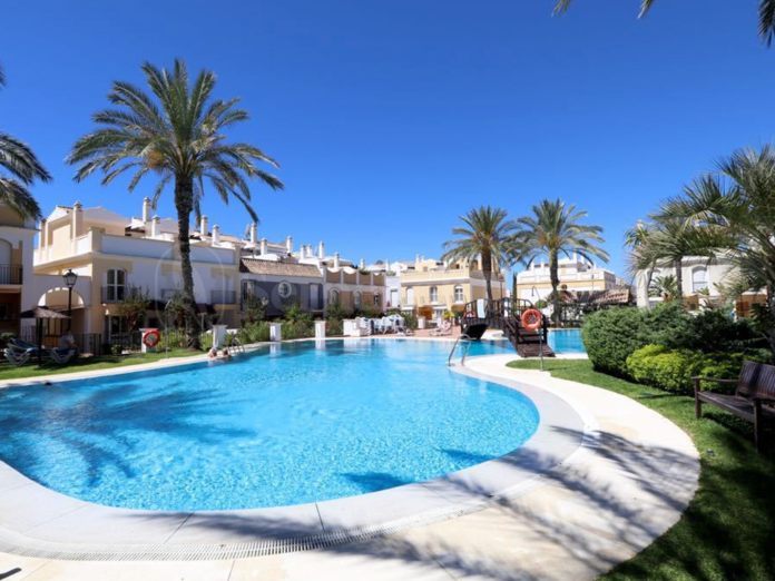Elegant Beachside Semi-Detached Villa in Bahía de Marbella