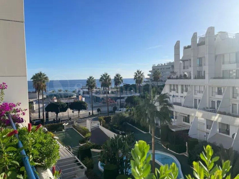 Lyxigt Renoverad Takvåning med Havsutsikt – Endast Steg från Stranden i Marbella Golden Mile