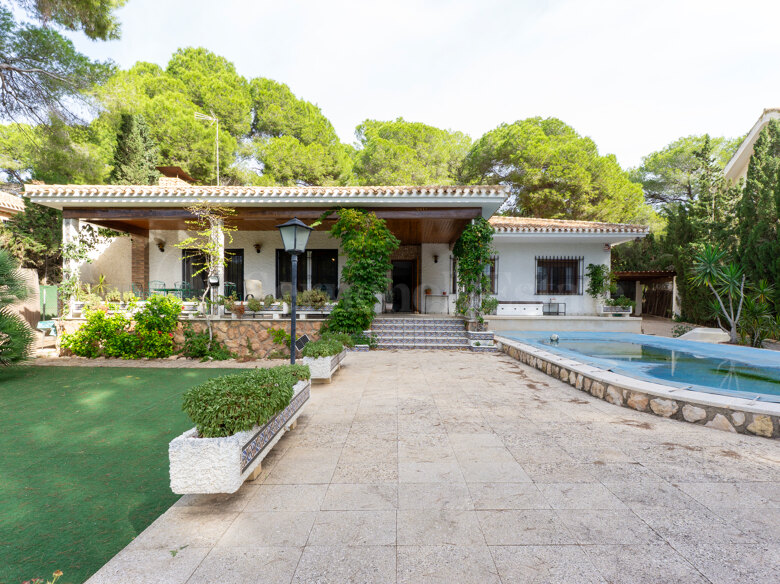 Charmig rustik villa med total avskildhet, bara ett stenkast från havet i Campoamor