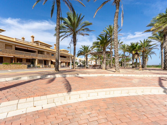Geräumiges spanisches Stadthaus am Strand in El Mojón–Las Salinas