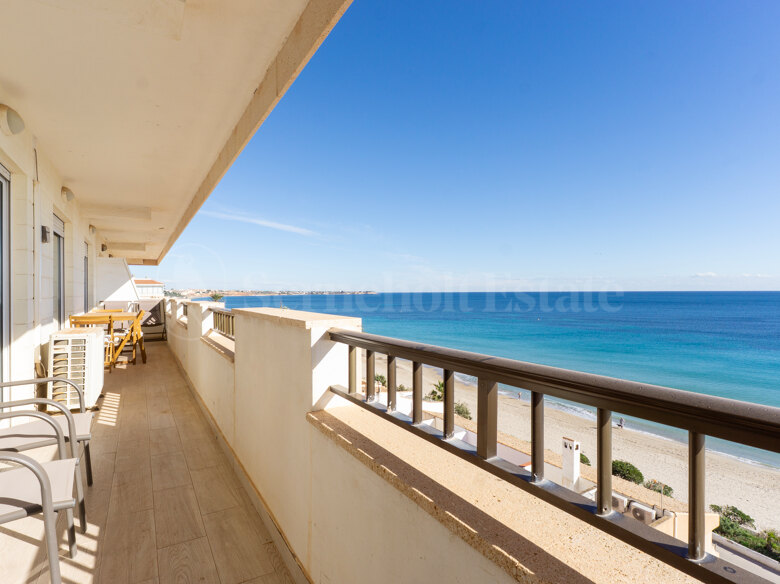 Erstklassige Strandwohnung mit Panoramablick auf das Meer in Mil Palmeras