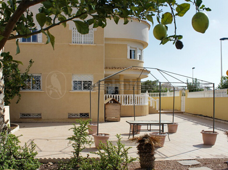 Spacious villa in Torreta, Torrevieja. 6 beds, 5 bathroom, bright living areas, kitchen, solarium with lagoon views, AC pre-installed, parking & communal pool. Family-friendly, quiet green area, minutes from town.