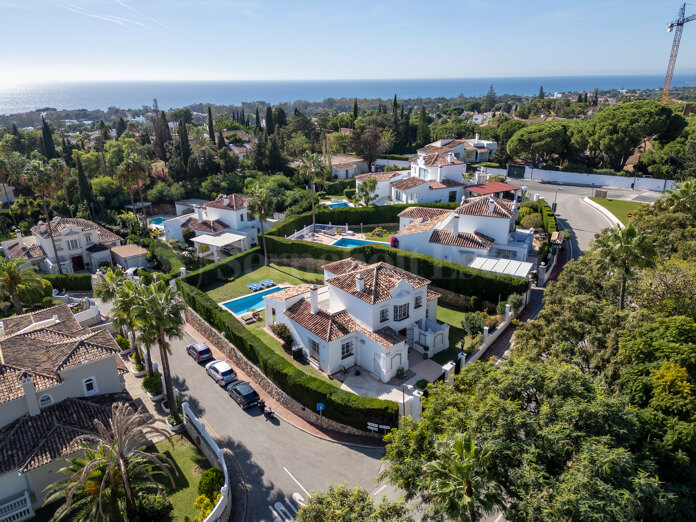 Exclusiva villa andaluza en el corazón de Elviria: un hogar donde se unen el sol, la vegetación y la magia del Mediterráneo.