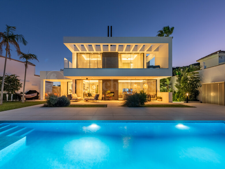KONTEMPORÄRE LUXURY VILLA MIT PANORAMIC VIEWS – BUILT 2024