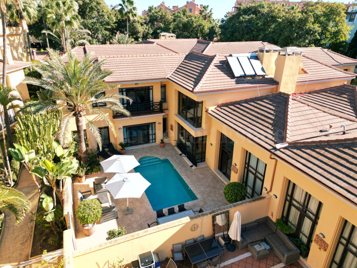 Rymlig bungalow med fyra sovrum och privat pool nära Puerto Banús