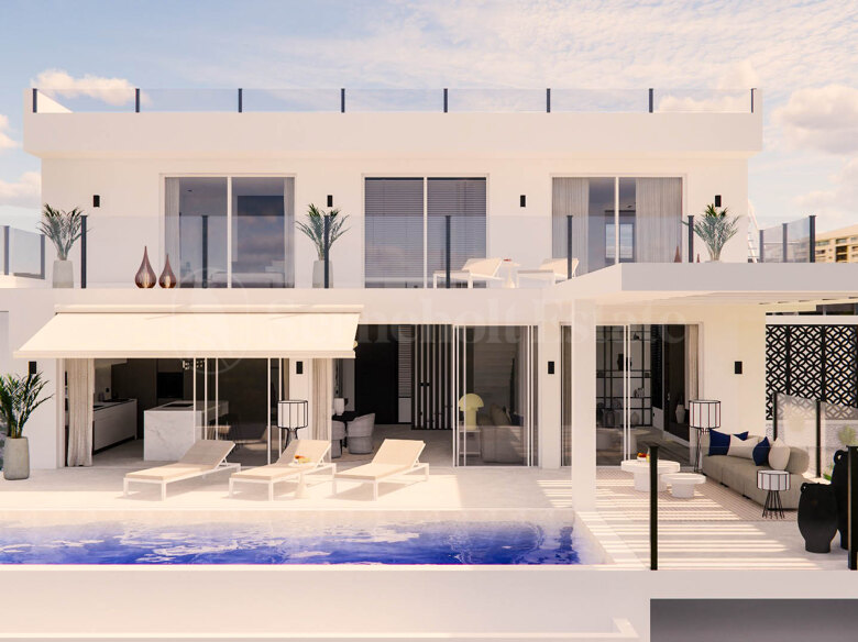 Modern villa (under uppförande) med panoramautsikt över havet på gångavstånd från stranden i Casares