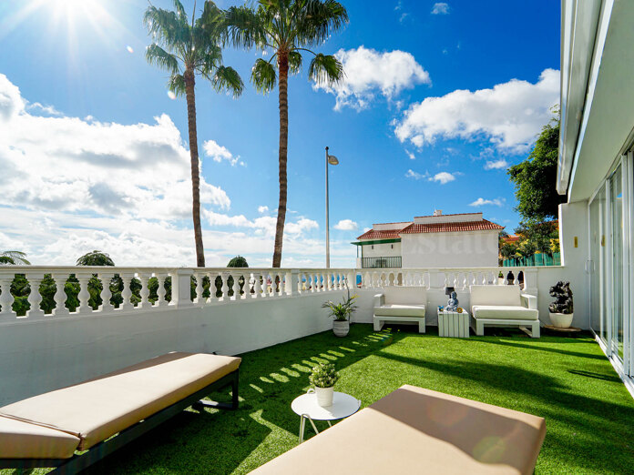 Lujosa vida costera con vistas panorámicas al mar — San Agustín, Gran Canaria
