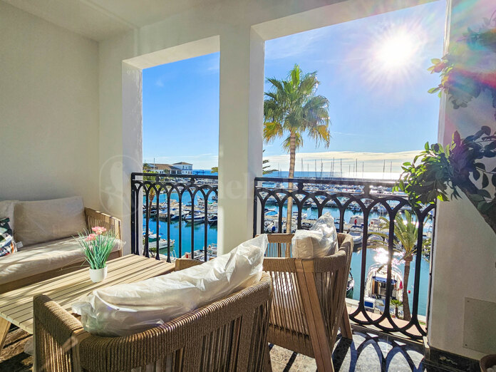 Apartamento Totalmente Reformado con Vistas al Puerto Deportivo y al Mar en Puerto de la Duquesa