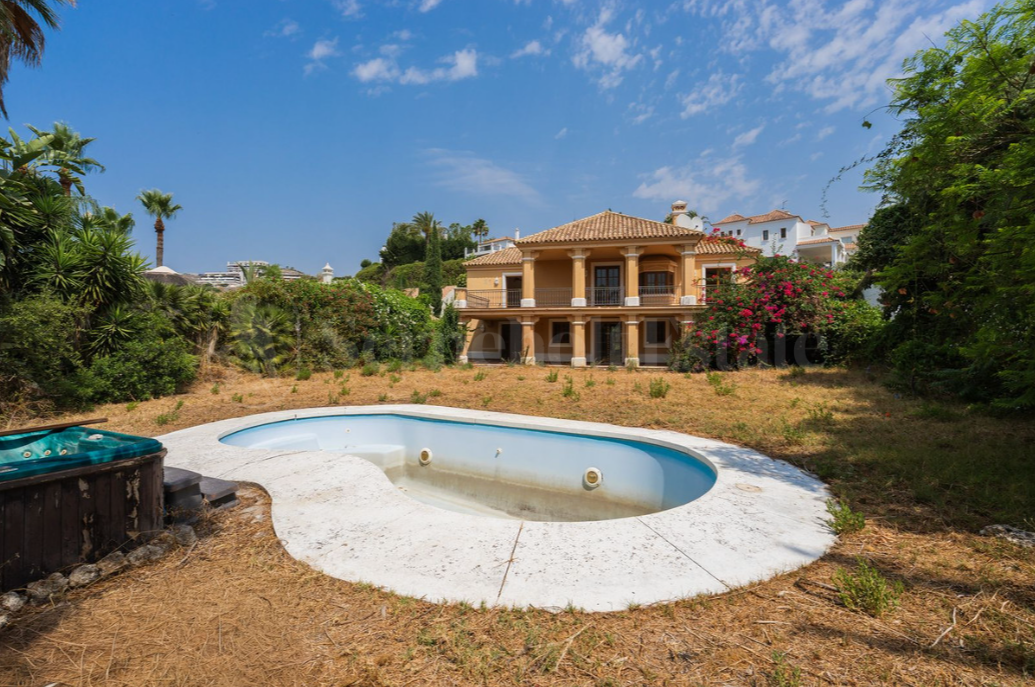 House for sale in Estepona view