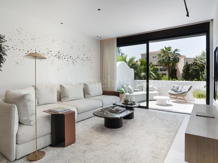 Stylish Beachside Penthouse in the Heart of Puerto Banús