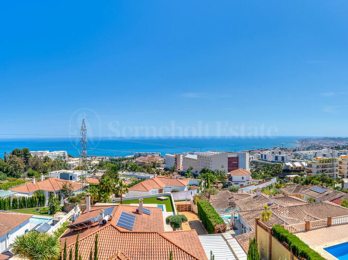 Helt renoverad takvåning i Reserva del Higuerón-området som ligger halvvägs mellan Fuengirola och Benalmádena