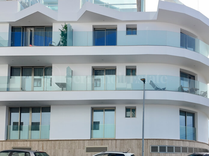 Modern 3-Bedroom Apartment with Rooftop Pool and Panoramic Views