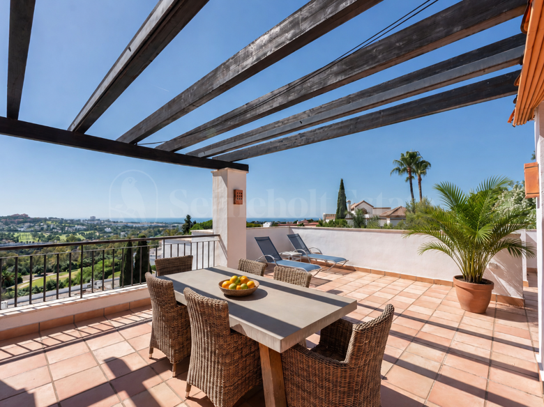 South-facing duplex penthouse in La Quinta Suites with panoramic sea and mountain views