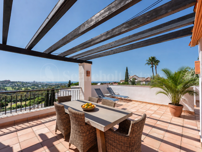South-facing duplex penthouse in La Quinta Suites with panoramic sea and mountain views