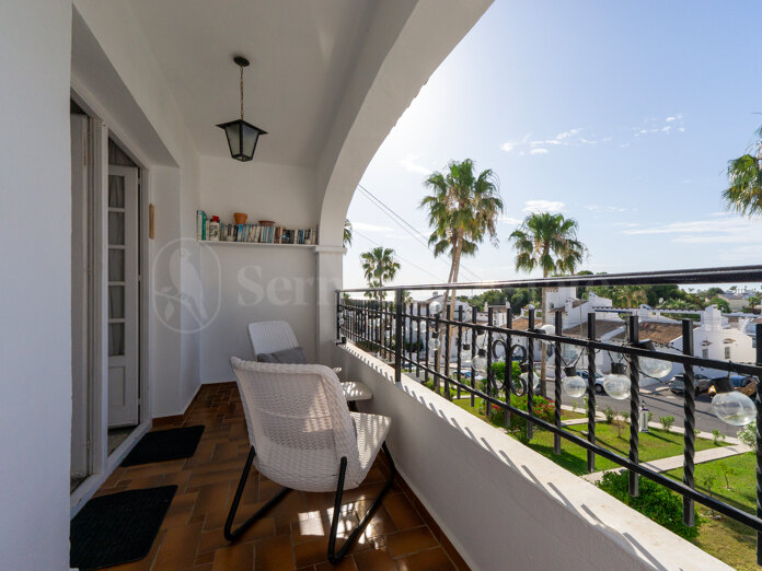 Wunderschön präsentiertes Dachgeschossapartment mit Meerblick, Solarium und Außenbereichen in Villamartin