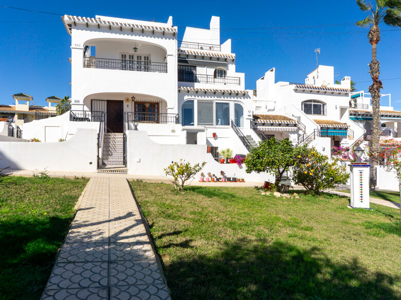 Beautifully Presented Top Floor Apartment with Sea Views, Solarium & Outdoor Spaces in Villamartin