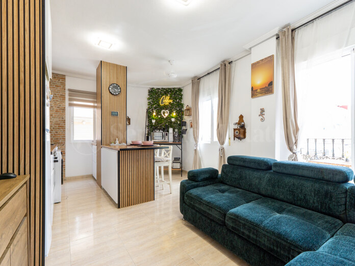 Modern two-bedroom apartment with sunny balconies, contemporary finishes and excellent amenities nearby, offering comfortable Mediterranean living in the heart of Torrevieja