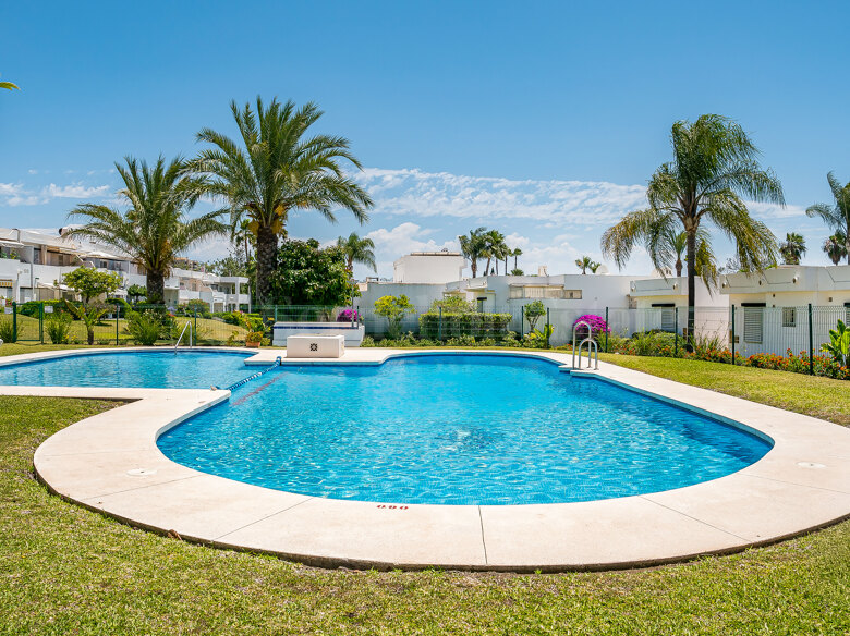 Unique Garden Townhouse Within Walking Distance of Aloha Strip