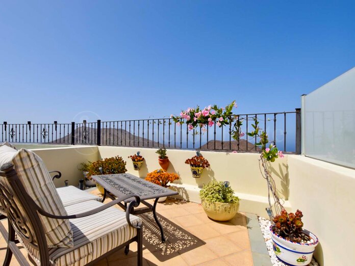 Stunning 3-Bedroom Townhouse with Sea Views