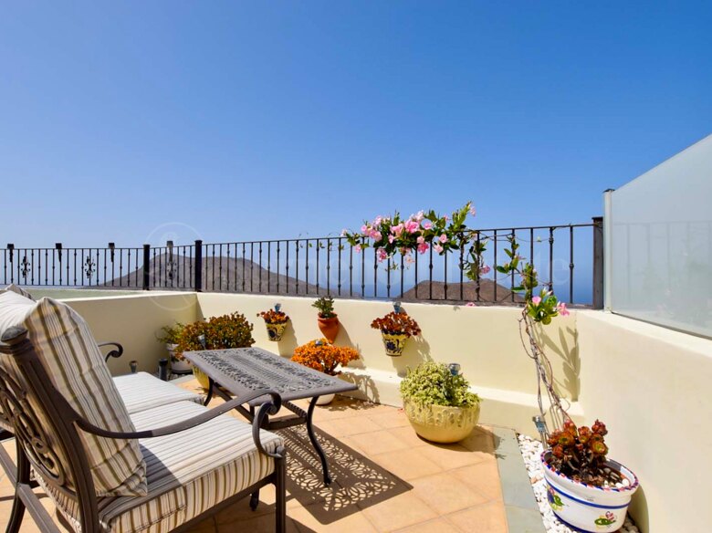 Stunning 3-Bedroom Townhouse with Sea Views
