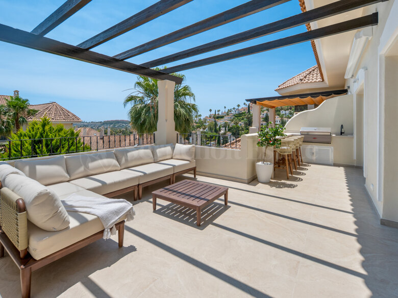 Sophisticated South-Facing Penthouse with Panoramic Views in Nueva Andalucía