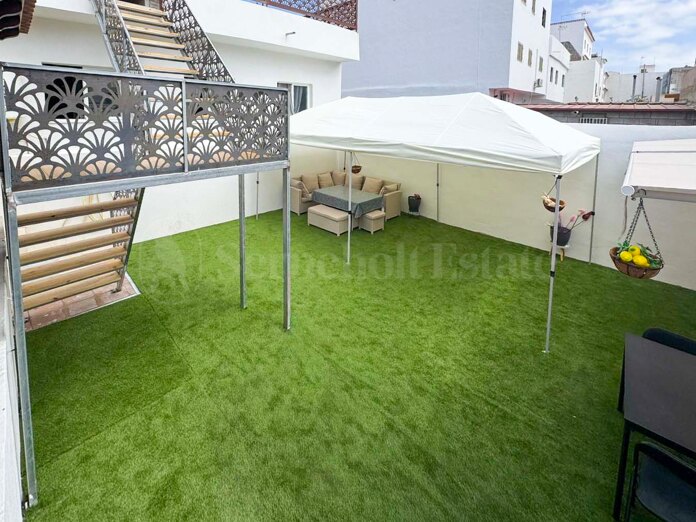 Casa recién reformada con terraza privada y piscina