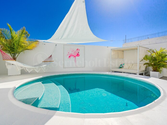 Casa de esquina totalmente reformada con piscina privada e impresionantes vistas