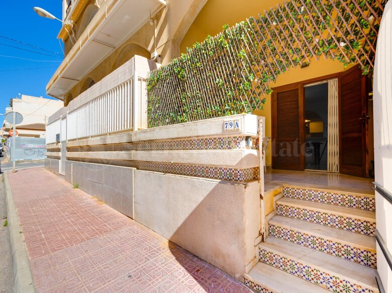 Renovated ground-floor apartment with private terrace in Habaneras, Torrevieja