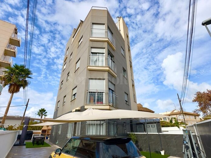 Una oportunidad de inversión única que ofrece cuatro exclusivas viviendas, un espectacular ático dúplex, amplias plazas de aparcamiento y un excelente potencial de rentabilidad en un moderno edificio residencial de alta calidad.
