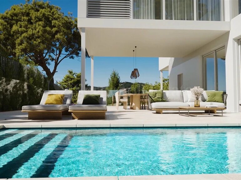 South-facing villa with sea and golf views in Valle Romano
