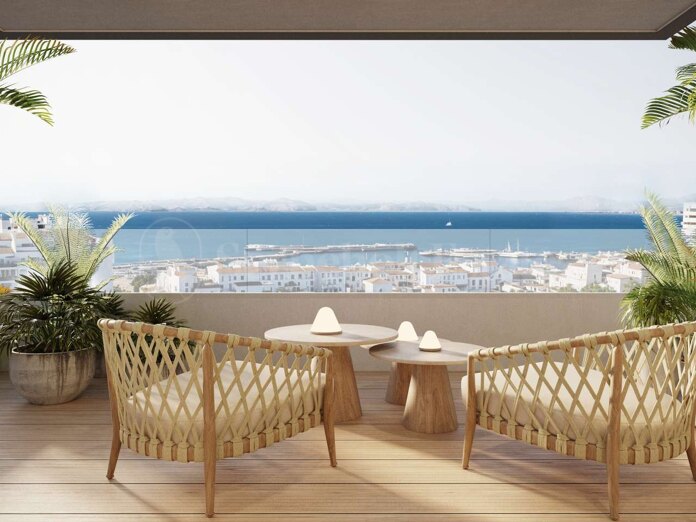 Ático tríplex de 3 dormitorios con azotea privada y jacuzzi cerca del puerto deportivo de Estepona