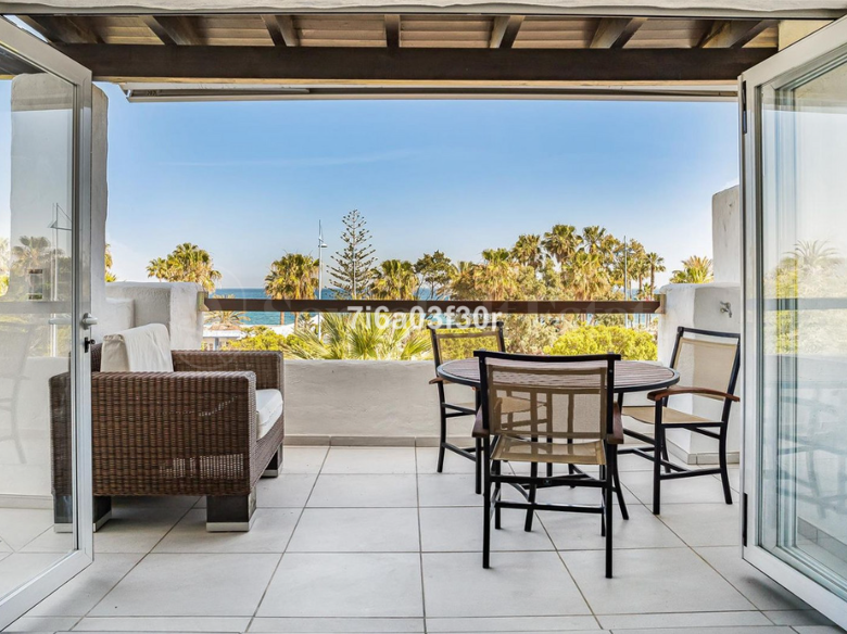 Beautiful Frontline Beach Apartment in Las Adelfas San Pedro